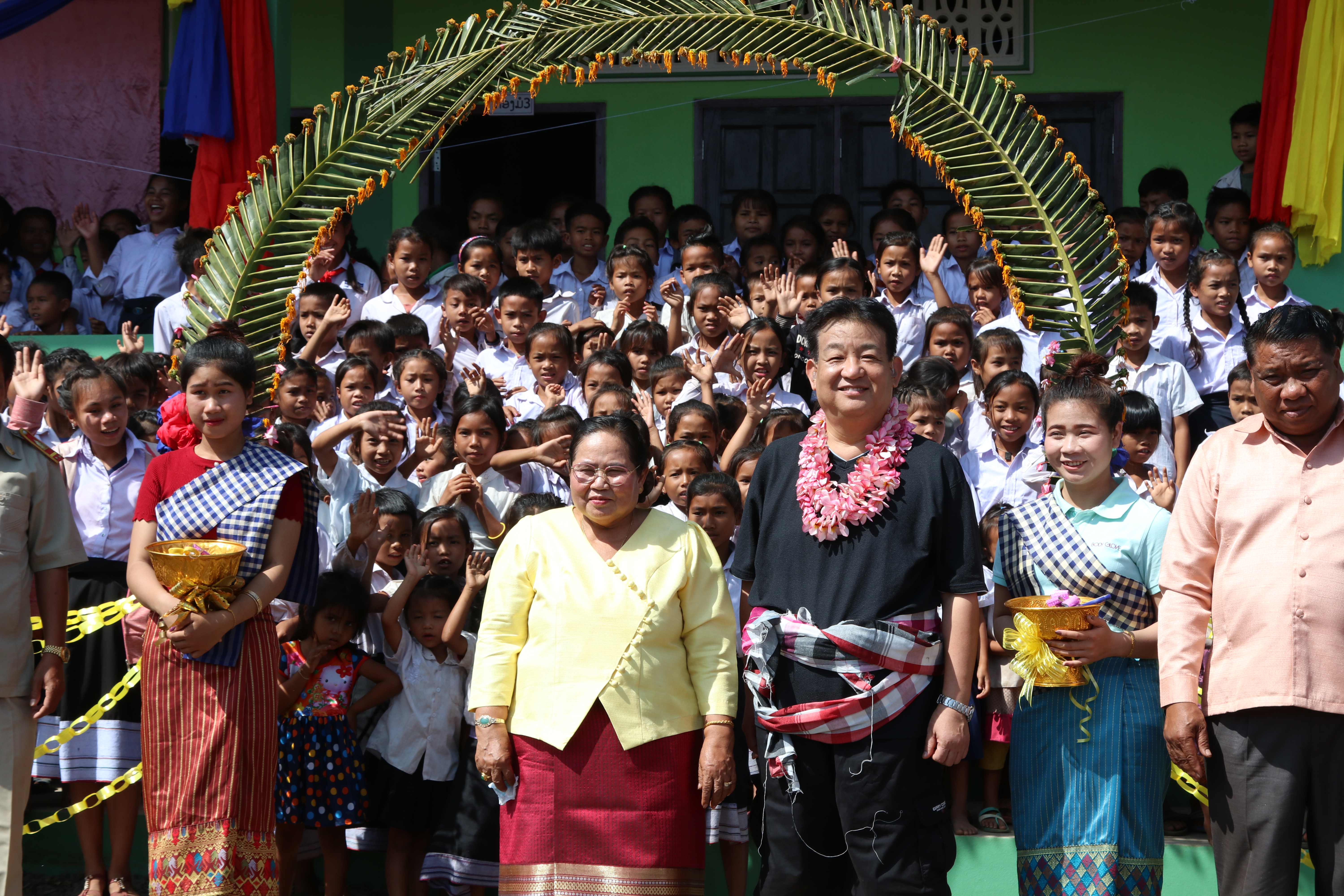 フォーサイトはCSR活動として、東南アジア（ラオス、ベトナム、タイ）に１０の校舎建設を支援してきました。
写真は、ラオスに建設した校舎での開講式の模様です。