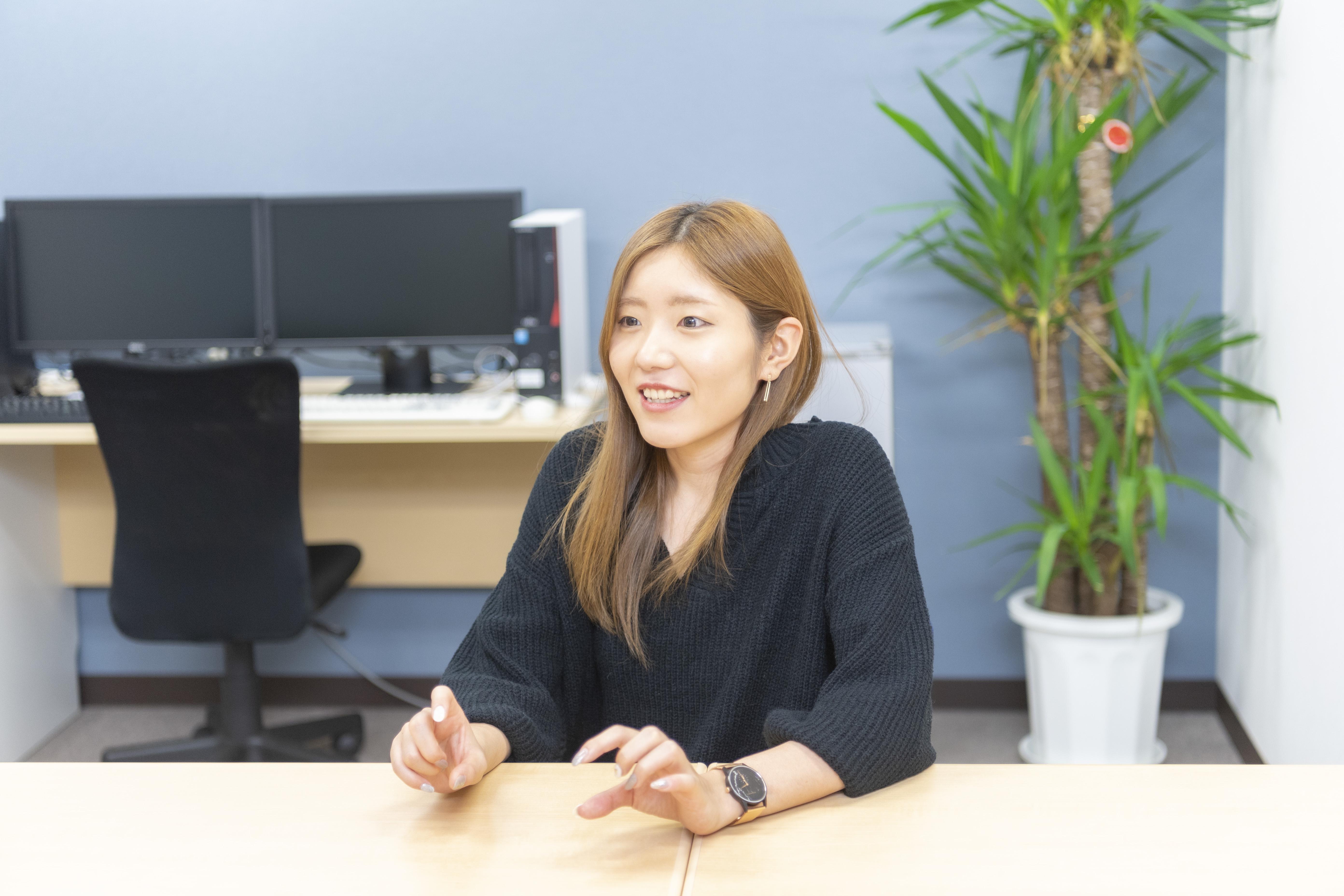 「私も経験が浅いところからのスタートで、最初は不安もありましたが、先輩社員が自分の仕事ぶりを気にかけてくれて、誰かに相談したい時は必ず話を聞いてもらえます。社長も話しやすくてフランク。仲間への気遣いがある人ばかりです。人間関係の良さがポイント。残業はほぼなく有休もとりやすくて働きやすいです」（Kさん）