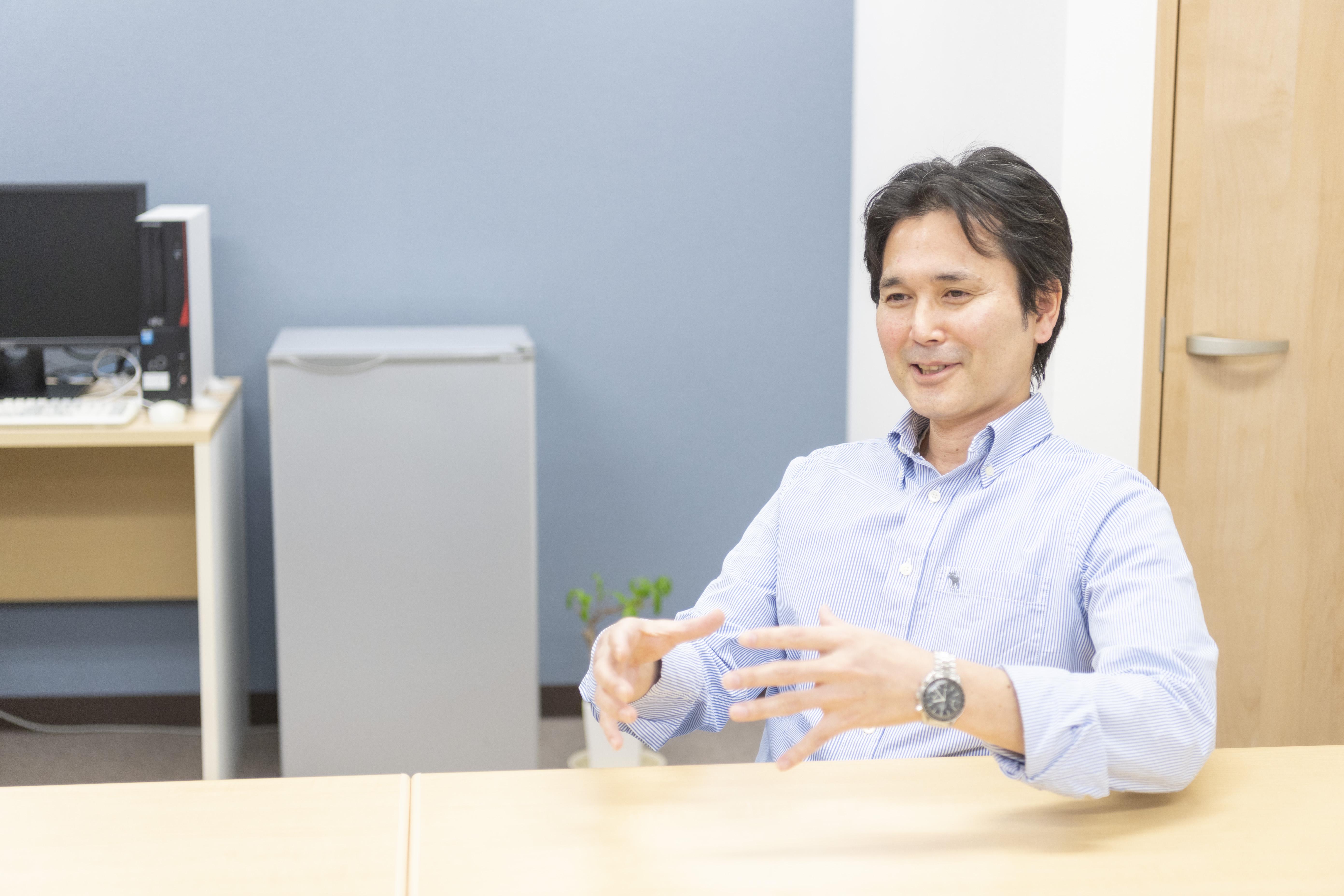 「退職金や各種手当をはじめとした諸制度を整備し、待遇・福利厚生を明文化した就業規定を常時閲覧できるようにしています。社員が在籍する配属先にはこまめに足を運び、各個人と定期的に面談を実施。社員同士の集まりもよく行いますが、強制参加にはしていません。各社員のプライベートにも配慮する柔軟な社風と環境が特長です」（屋嘉代表）