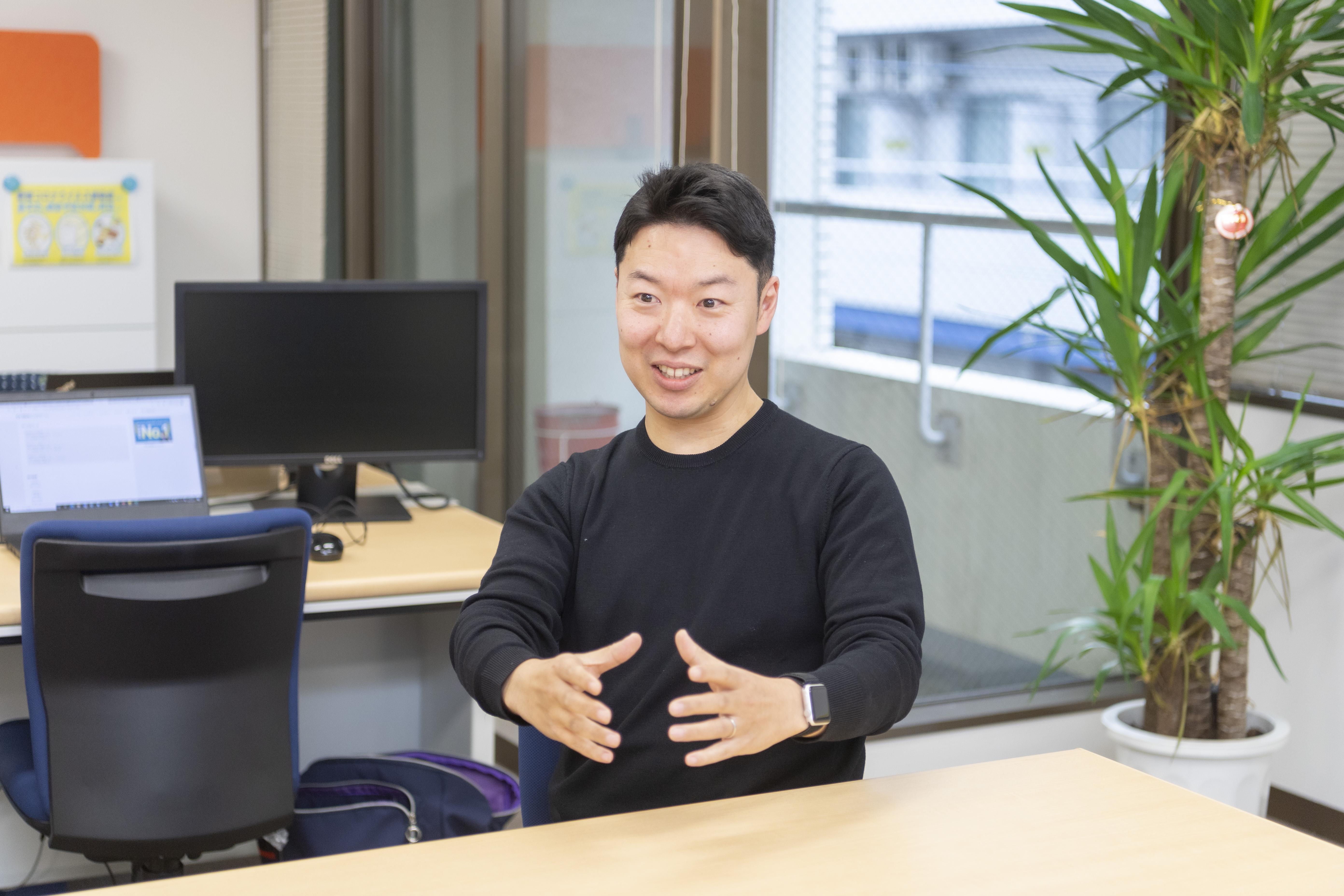 「入社を決めた理由は、面接で社長に会ったこと。社員とフラットなコミュニケーションをとってくれる人だと感じました。面接時の印象は今も変わりません。私はまだ経験が浅いのですが、『開発の仕事がしたい』という想いをしっかり受け止めてもらい、入社1年目から受託開発業務へのアサインとなりました」（Tさん）