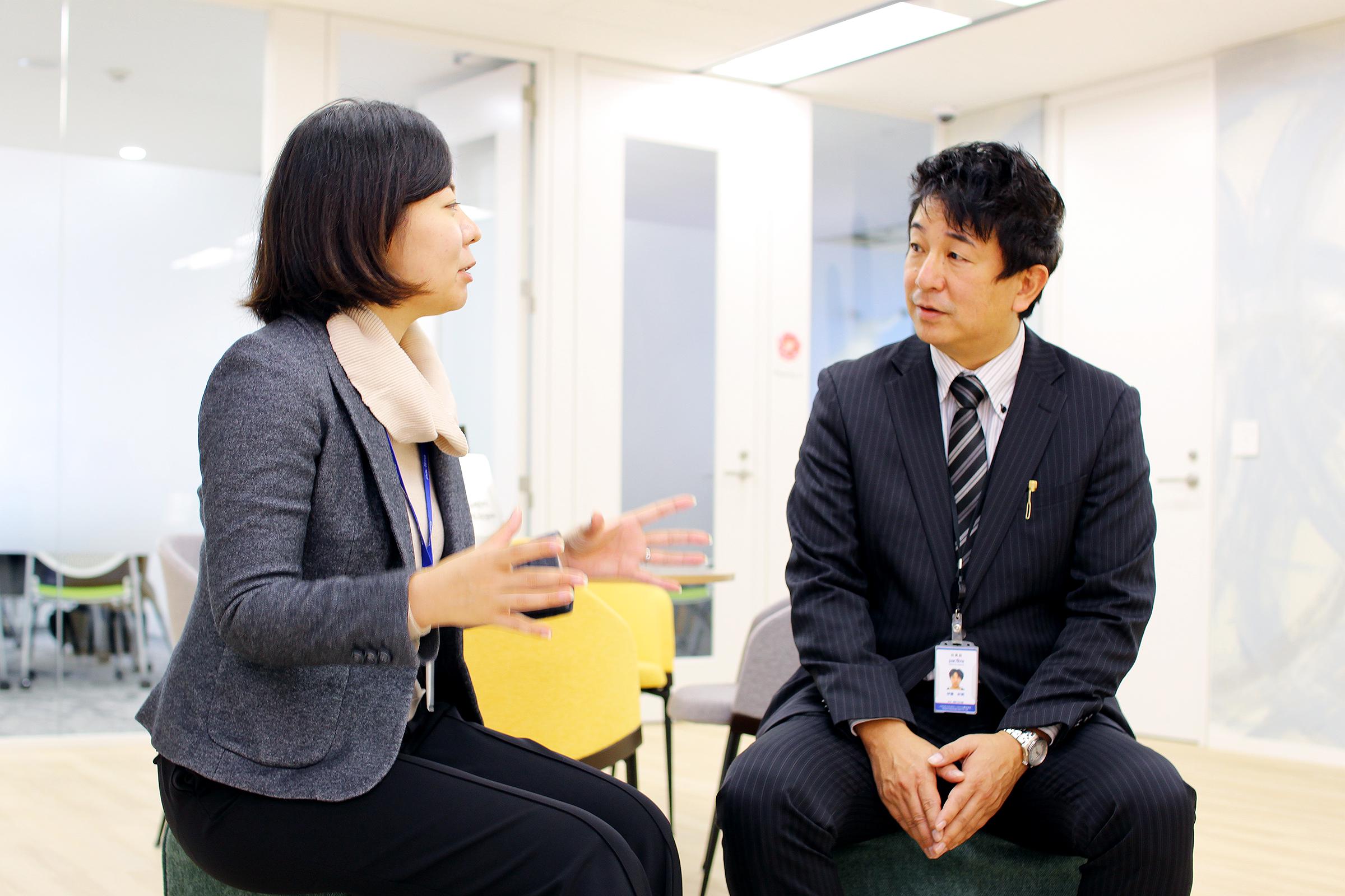 社内メンバー同士で互いに教え合ったり、意見交換をしたりと、社内のコミュニケーションは非常に活発です。