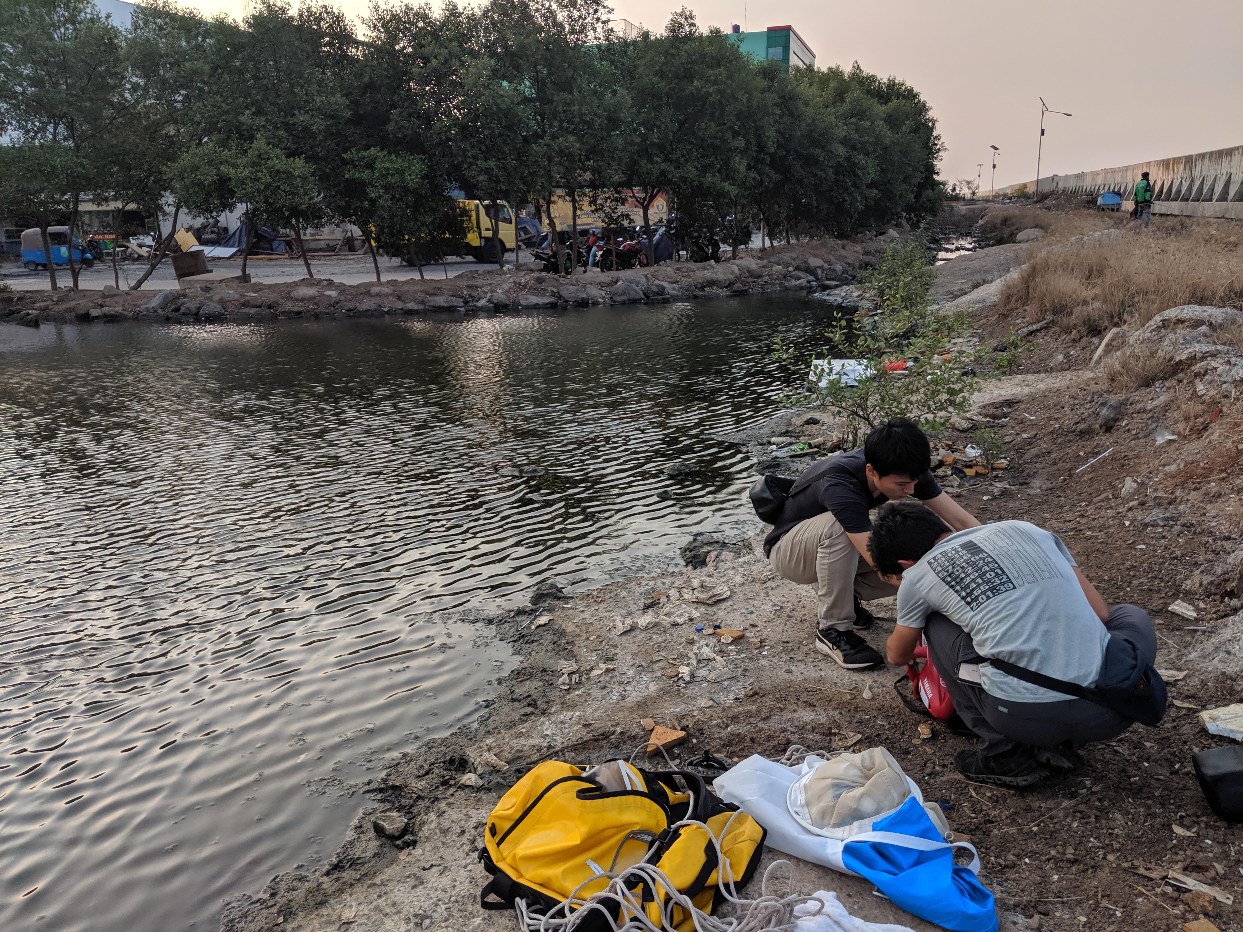 流出現場に赴いての調査など、ごみの自然界流出問題の解決に向けて様々な事業を展開しています。