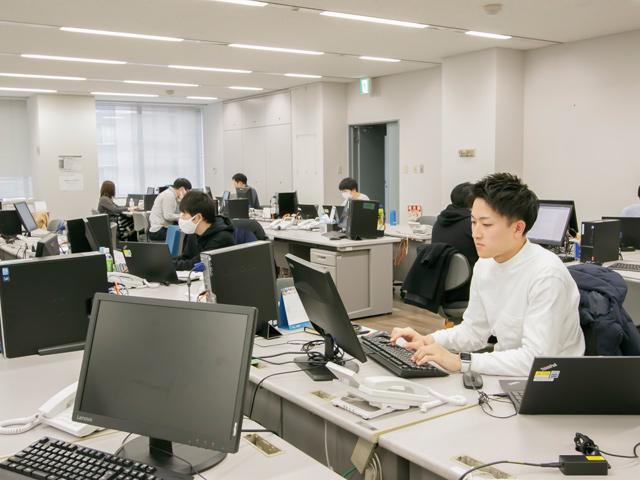 社内では私服で勤務する人が増えており、ジーパン姿の若手社員もいる。テレワークについても、同部署主導で少しずつ定着しはじめているという。