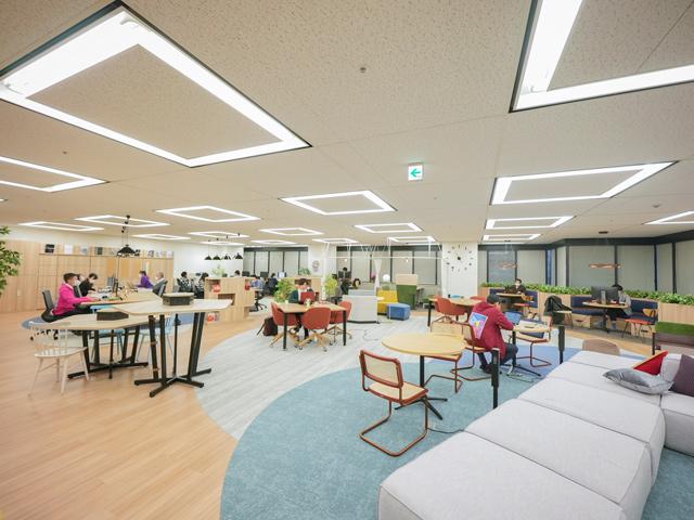 1993年の創業以来、右肩上がりの成長と無借金経営を続ける。オフィスも社員10名強に対し、座席数は70以上。伸び伸びと開発できる環境を構築しています。