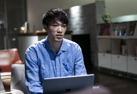 働き方は、コアタイム10～16時のフレックスタイム制。評価は年4回行われ、2回連続で評価が良かった場合は昇進・昇格となる。