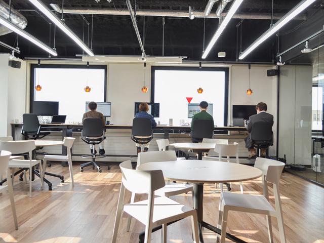 オフィスはフリーアドレスかつオフィス内の環境が可視化されているため、自分が過ごしやすい場所を選んで作業をすることもできる。