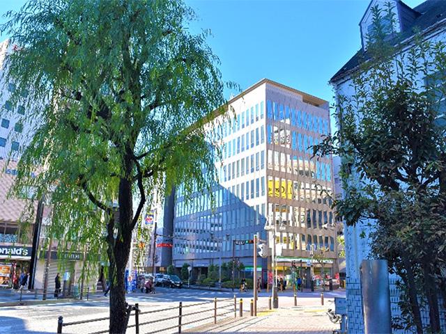 本社があるのは湘南・藤沢。都心にも出やすく、江ノ島や鎌倉などの各方面へもスムーズにアクセスできるため利便性も申し分ない。テレワークが推奨される今だからこそ、郊外にオフィスを構える価値を感じることができる。