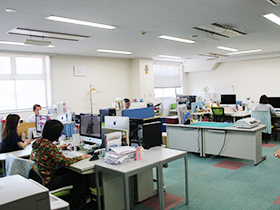 横浜本社のほか福岡、札幌にも支社を置いた中堅IT企業だ。