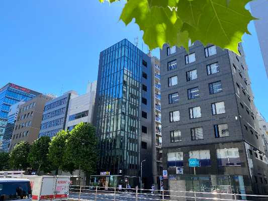 茅場町駅より徒歩1分のスタイリッシュな新築ビルでの開発。もちろんクラウド環境にて100%在宅勤務も可能としている。