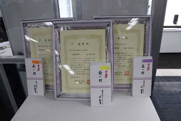 ランク別アワードも活発に行われている。社長とリーダークラスによる投票POINTにて公平性と透明性を確保して決定。
昨年の年間アワード受賞者は4名中2名が入社半年以内というところから、中途入社が活躍できる環境があることがうかがえる。