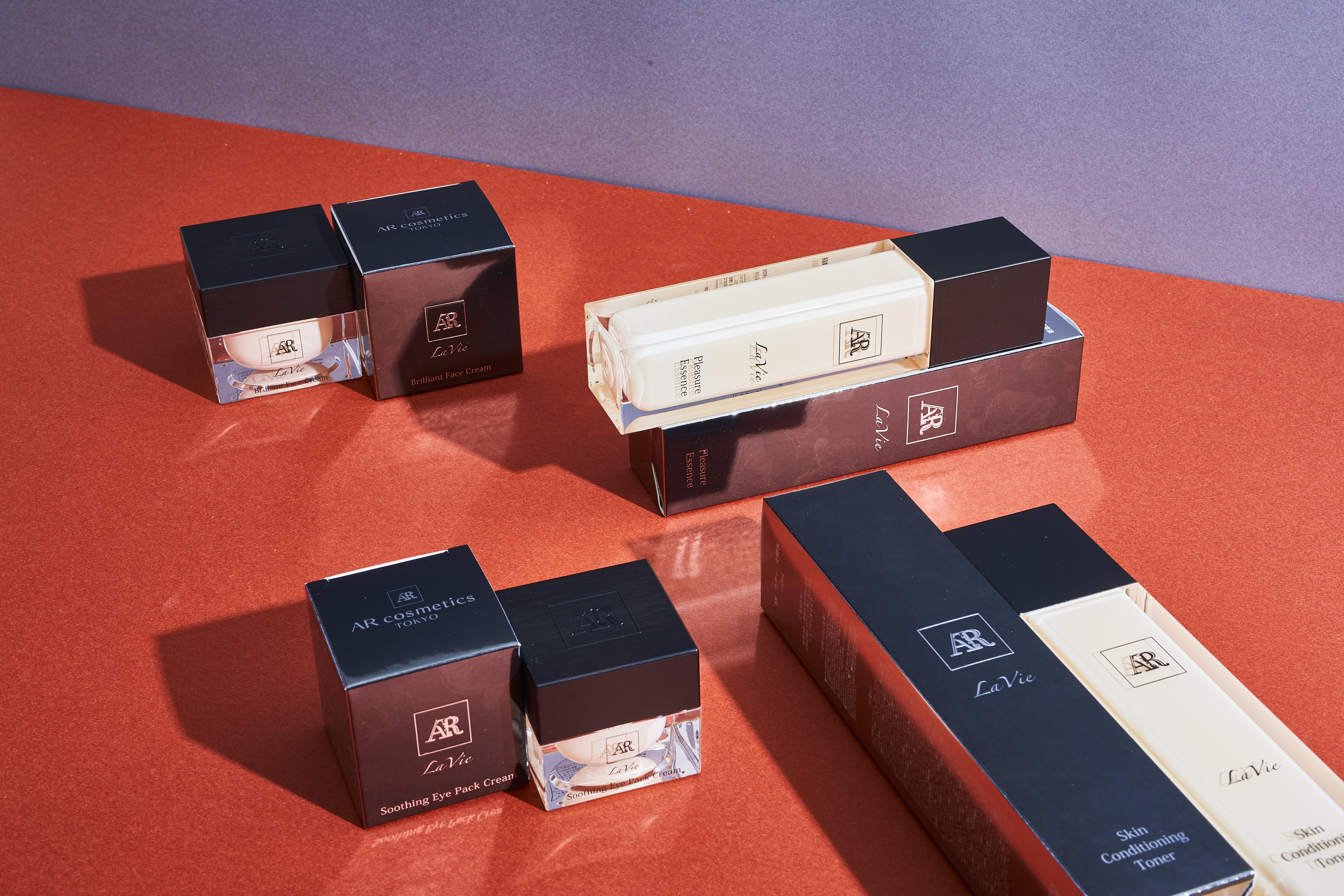 同社はオリジナルブランドの化粧品の企画・開発・製造・販売、及びヘアサロンやトータルビューティーサロンの運営を手掛ける。