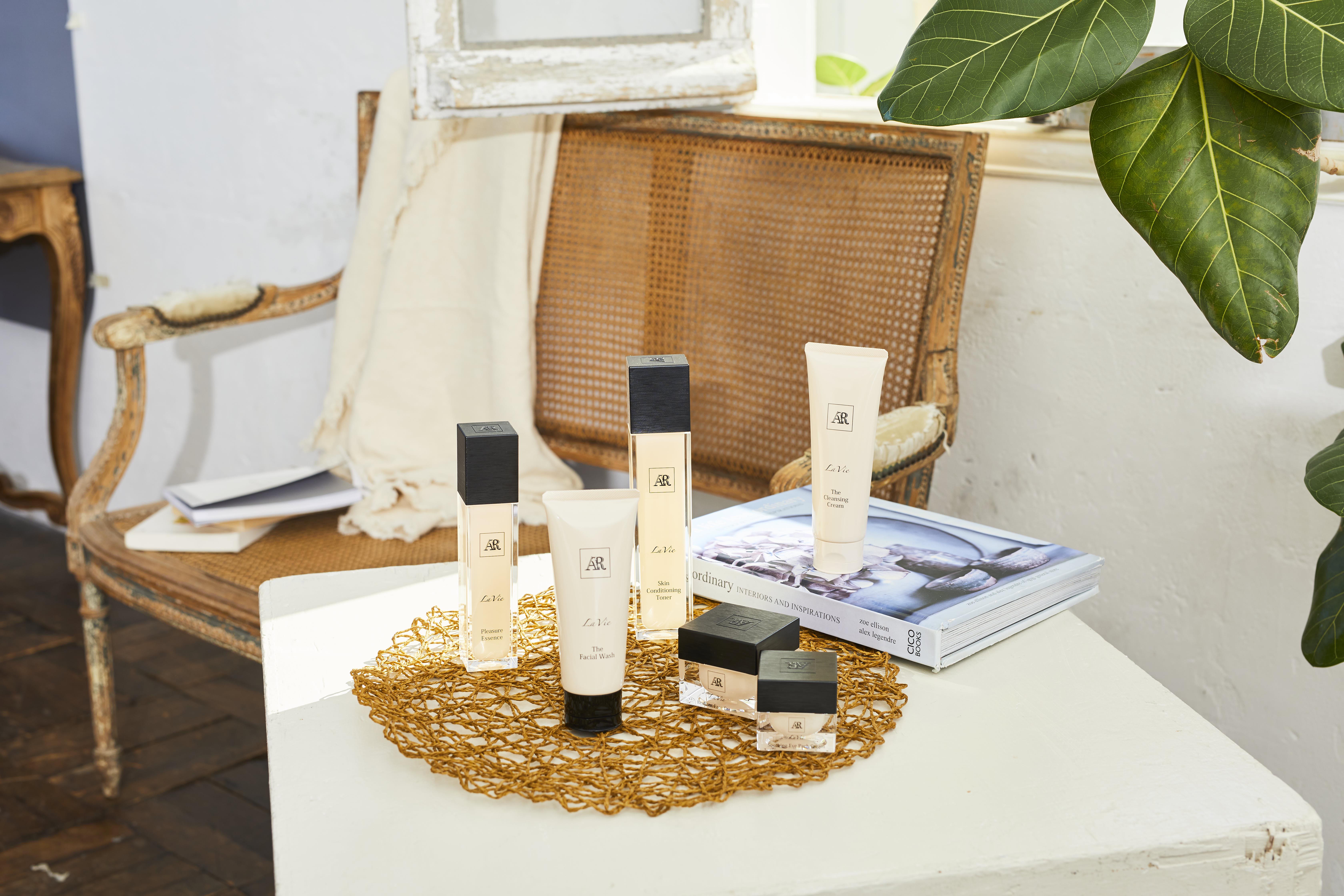 独自の化粧品ブランドのリリースと共にサロンを一新。このリリースと共に、東京・銀座並木通りにコンセプトサロンをオープンさせる。