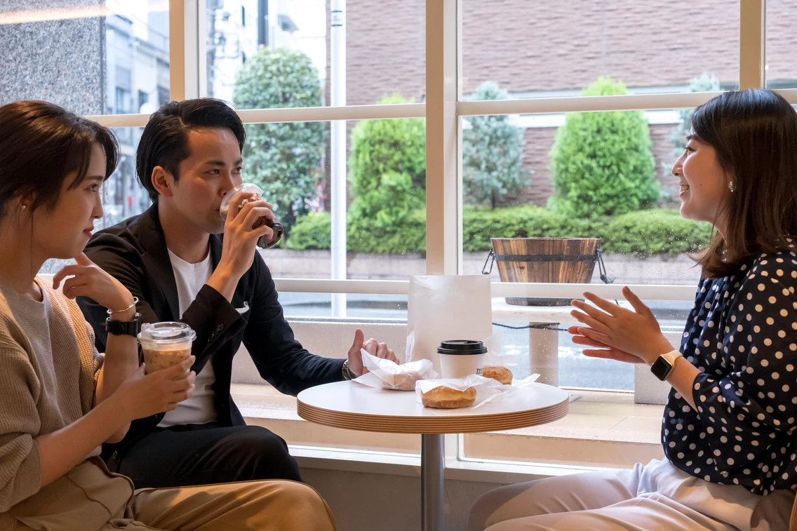 平均年齢は28歳！既婚者も多く、仕事も家庭も”二律背反の融合”をしながら頑張っています！