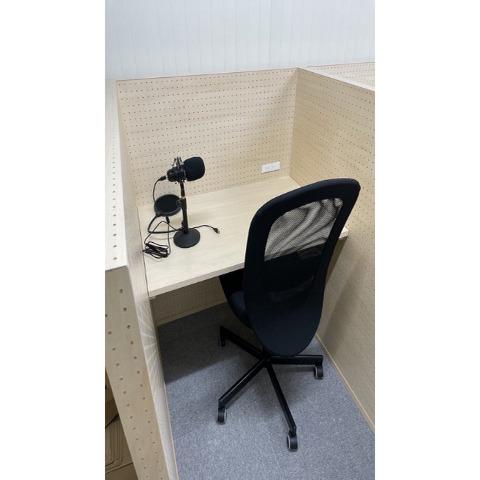 リモートでのweb会議が多いので、各人のデスクにはマイクが常備されています。