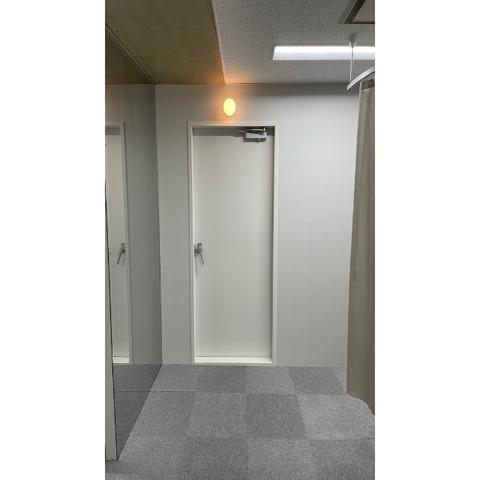 収録用に防音室もあります！
ライトが付いているので、今は使用中だということが分かるようになっています。