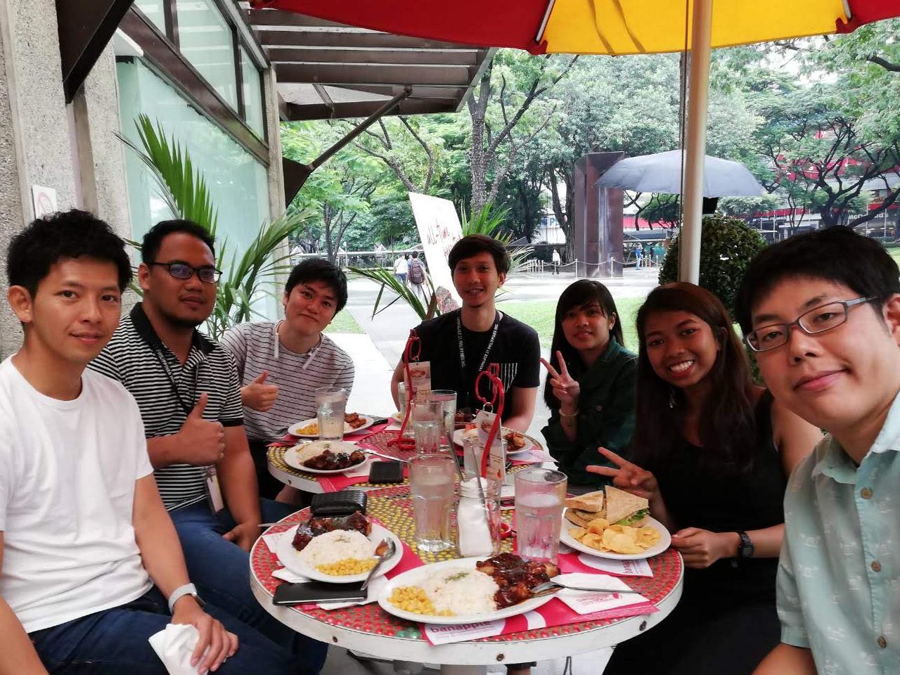 フィリピン拠点のメンバーとのコミュニケーションはもちろん英語。苦手な社員は翻訳ツールを使っているが、全く業務に支障はないという。