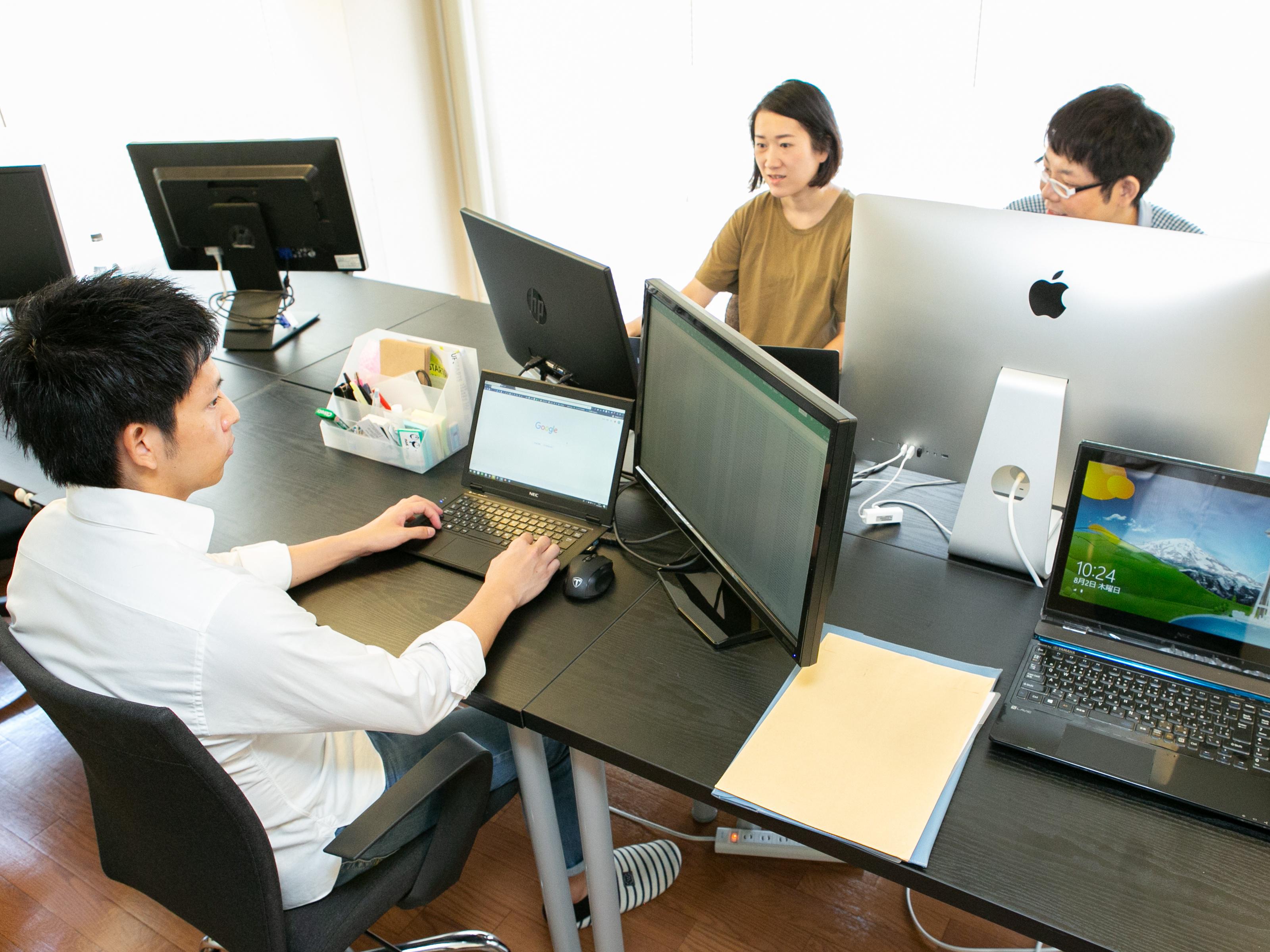 こちらは創業初期の写真。当時の青山オフィスから二度の移転を経て、いまは浜松町に国内拠点を構えている。