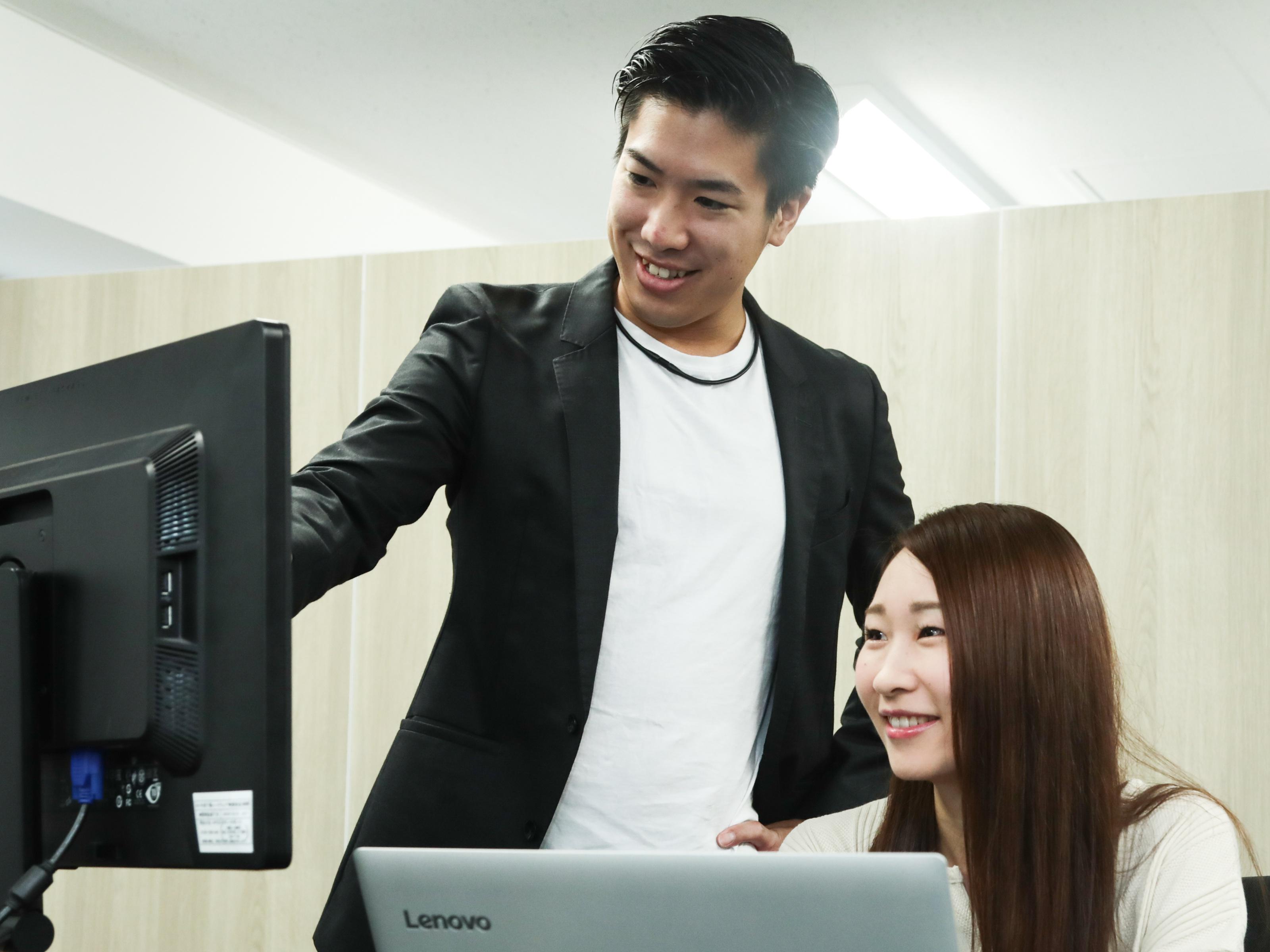 活躍するメンバーの中には、入社1年目からヘルスケア事業部の責任者を務めるWebマーケター、オフショア事業を含めた制作部門を統括するWebデザイナーなども。