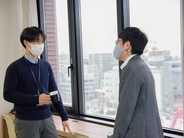 シフト制を敷いているため、定時になれば次の要員に引き継いで退社できる。トラブルが発生している場合を除き、基本的に残業は発生しない。