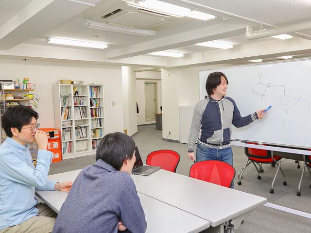 ゼンリンデータコムと業務・資本提携し、今後、ビジネスにおけるあらゆる地理的な課題を解決するプラットフォームの構築を目指す。