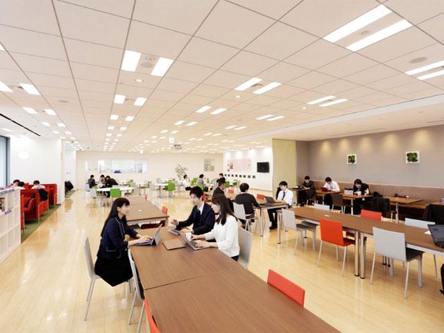 社内では定期的に新製品や新サービスの社内勉強会が開かれています。ご自身で積極的に参加いただければ様々な情報が入ってくる環境がここにはあります。
自身で情報をつかみ取り、より最新技術に関わっていくことが可能な環境があります。
