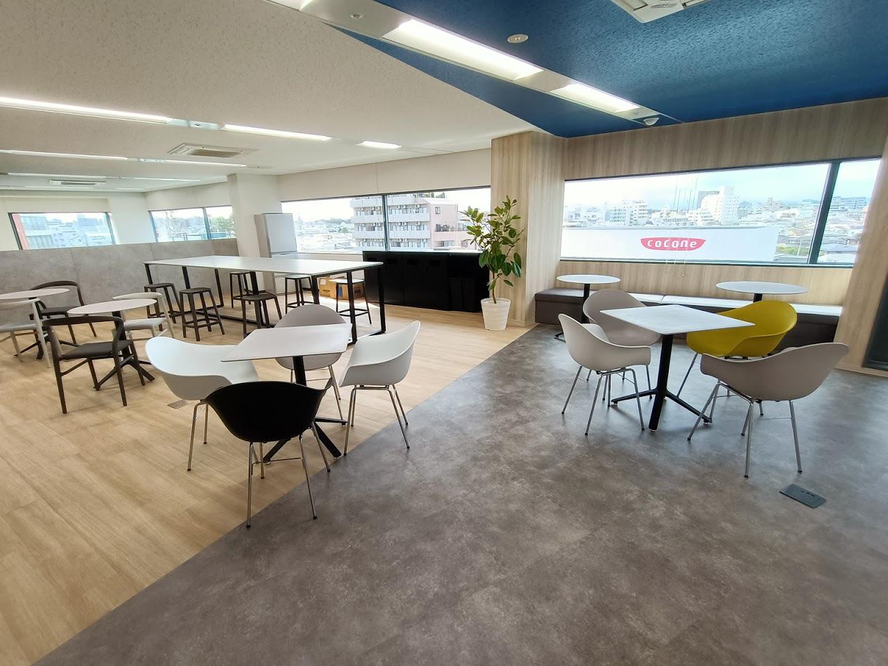 フリーアドレス席もあり、柔軟な働き方が可能です。