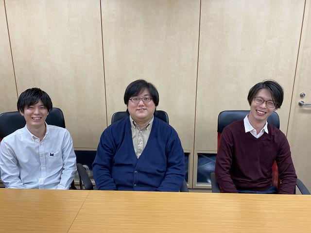 中小規模の会社向けにサービスを開発する「プロダクト事業部」と官公庁の入札案件を手掛けている「ソリューション事業部」の案件と合わせて、上流工程やフロント～インフラ構築まで、幅広い仕事を担当している。