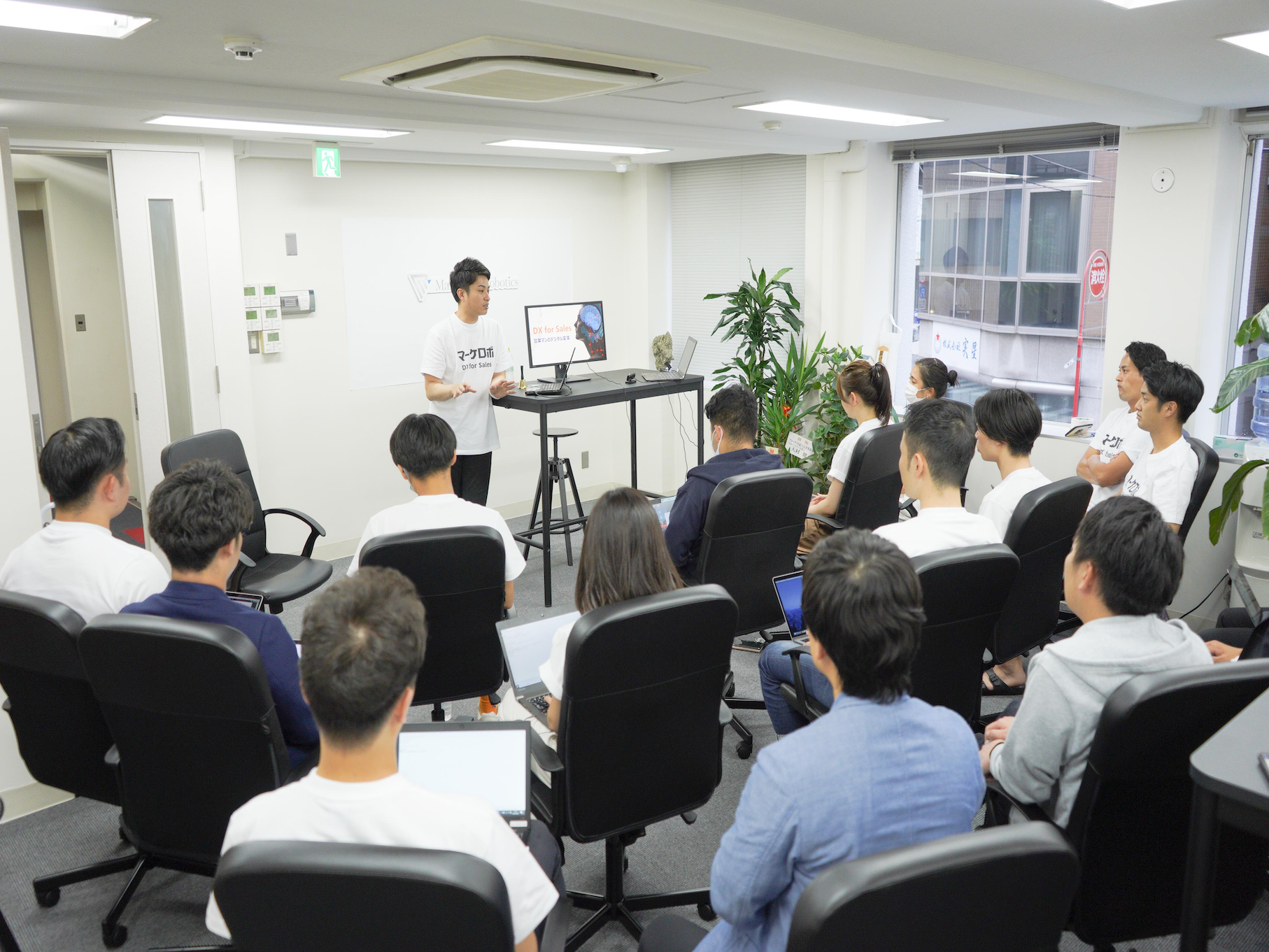 社内での勉強会も頻繁に行われ、自己研鑽に励むカルチャーがあります。学ばなくなった時点でビジネスのプロではなくなるので「鍛錬」の場を多く設けております。