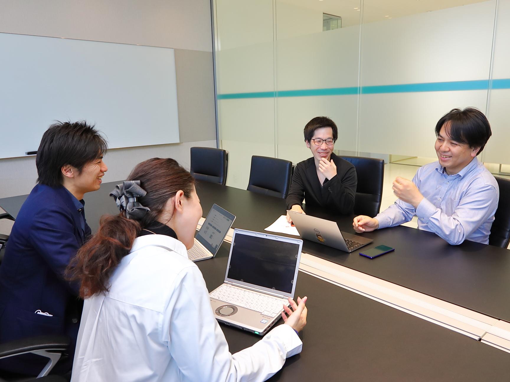 東証一部上場企業としての組織体制がありながらも、“ベンチャー企業的”な面白味を感じることができる環境。ビジネスマインドを意識した戦略の中で自身のスキルを伸ばし、ビジネスをスケールさせるような開発業務を通して成長できる。