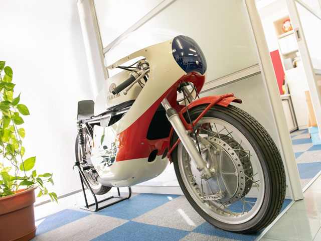 オフィスにはバイクが展示されており、遊び心も感じられる空間だ。
