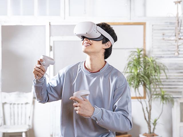 映像学習とVR(仮想現実)の世界で学習を行う、普通科プレミアムを2021年4月にスタート！　VR空間に友達もみんな集合。次世代の体感型学習を体験できます。