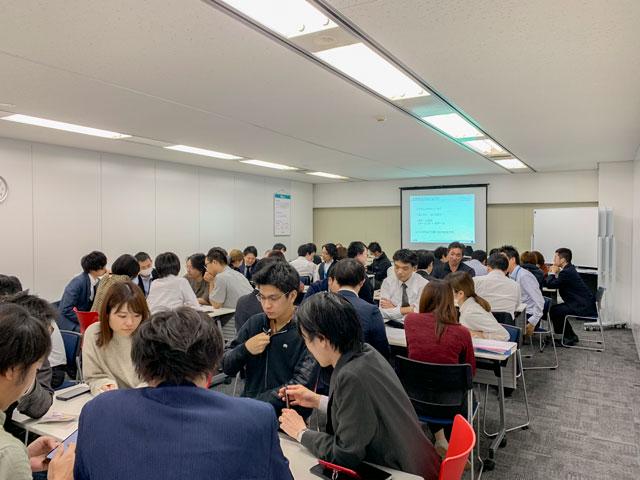 帰社日では、チームビルディング研修やグループディスカッションなどを行っており、社員間の交流が取れる場となっている。