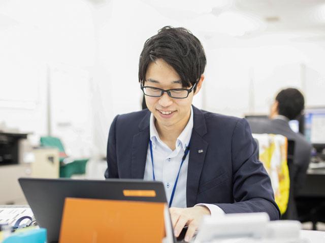 諸サービスを支える情報システムを構築・運用する社内SEの拡充に力を入れている。