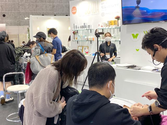 展示会は毎回たくさんのお客様で賑わう