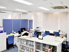 オフィスは社員数の割に広々としています。