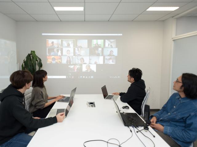 毎日開催している“雑談プロジェクト”等でコミュニケーション促進に努めたり、野菜ジュースや乳酸菌飲料がいつでも摂れる健康への配慮は特長的。