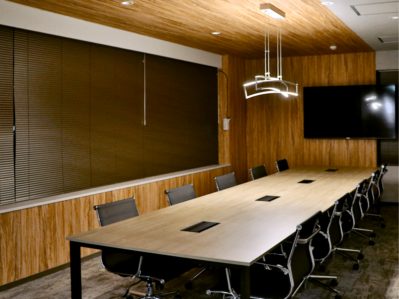 新オフィスにはミーティングルームやフリースペースを設置し、部署間やスタッフ同士スムーズにコミュニケーションが取れる環境です