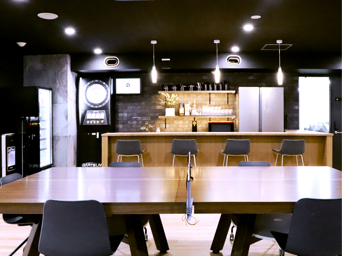 広々としたフリースペースにはダーツ・卓球台・バーカウンターを完備