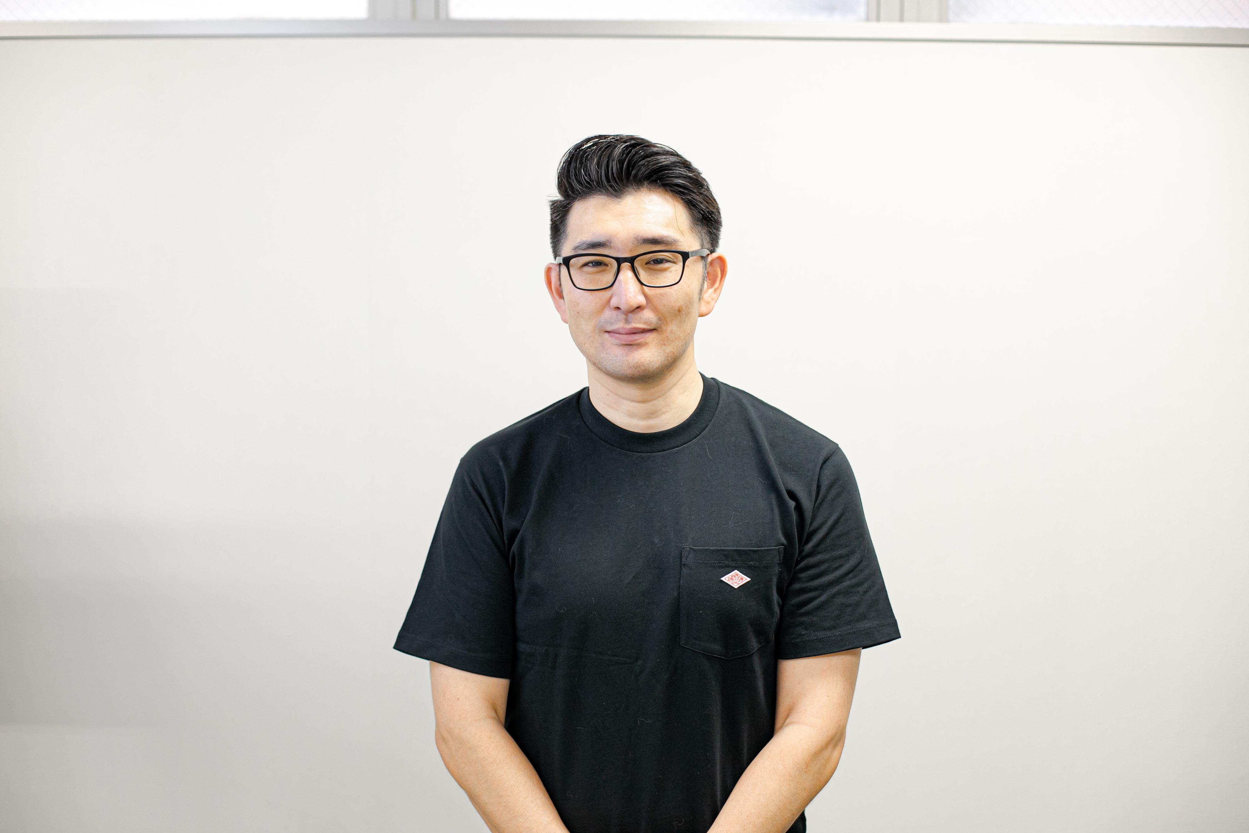 企画開発部のチームリーダーの丹羽課長です。企画開発部の中心となって牽引しています。