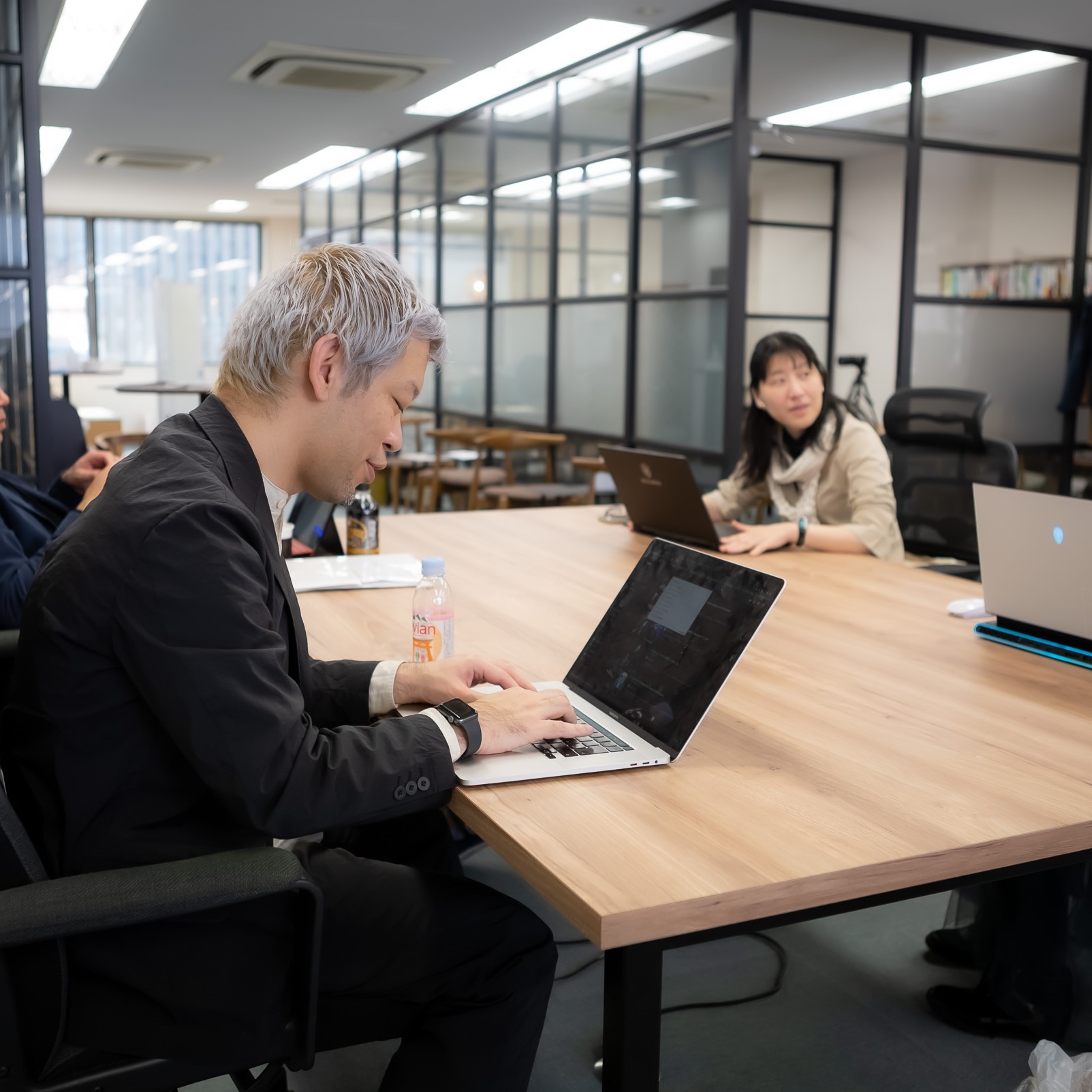 渋谷スクランブルスクエアのプロジェクトでは、開発ベンダー向けに「プロトタイプベースのUX駆動開発」を提唱。既存のUXデザインとは一線を画す事業展開を見せている。