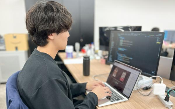 募集している求人：◤Webエンジニアになりたい方募集◢　第二新卒歓迎◎学習だけで終わらせない。“開発実務”の第一歩を踏み出したいあなたへ