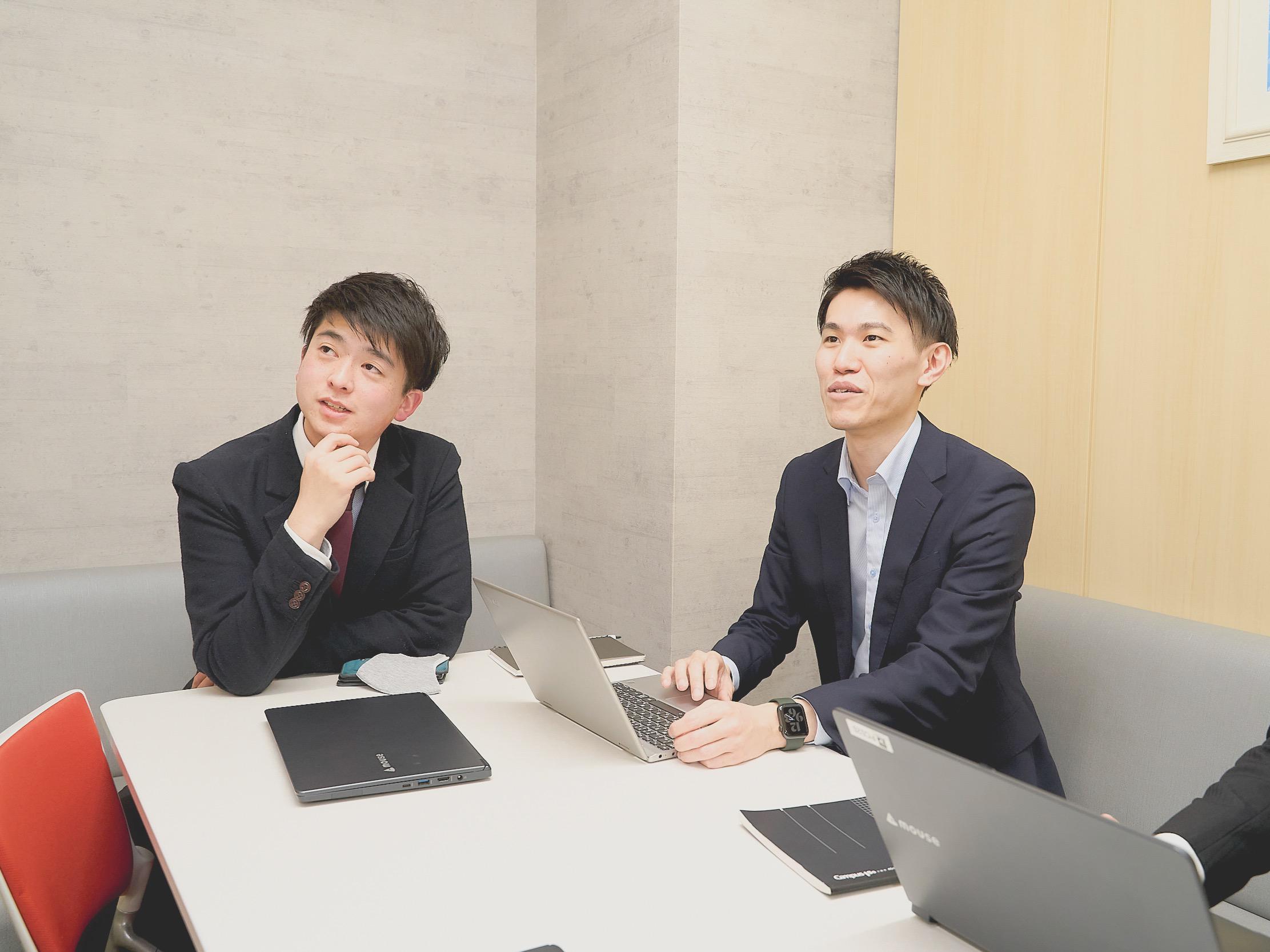 様々なバッググラウンドのメンバーが集まり、情報共有や互いにアドバイスし合うことで日々切磋琢磨している。