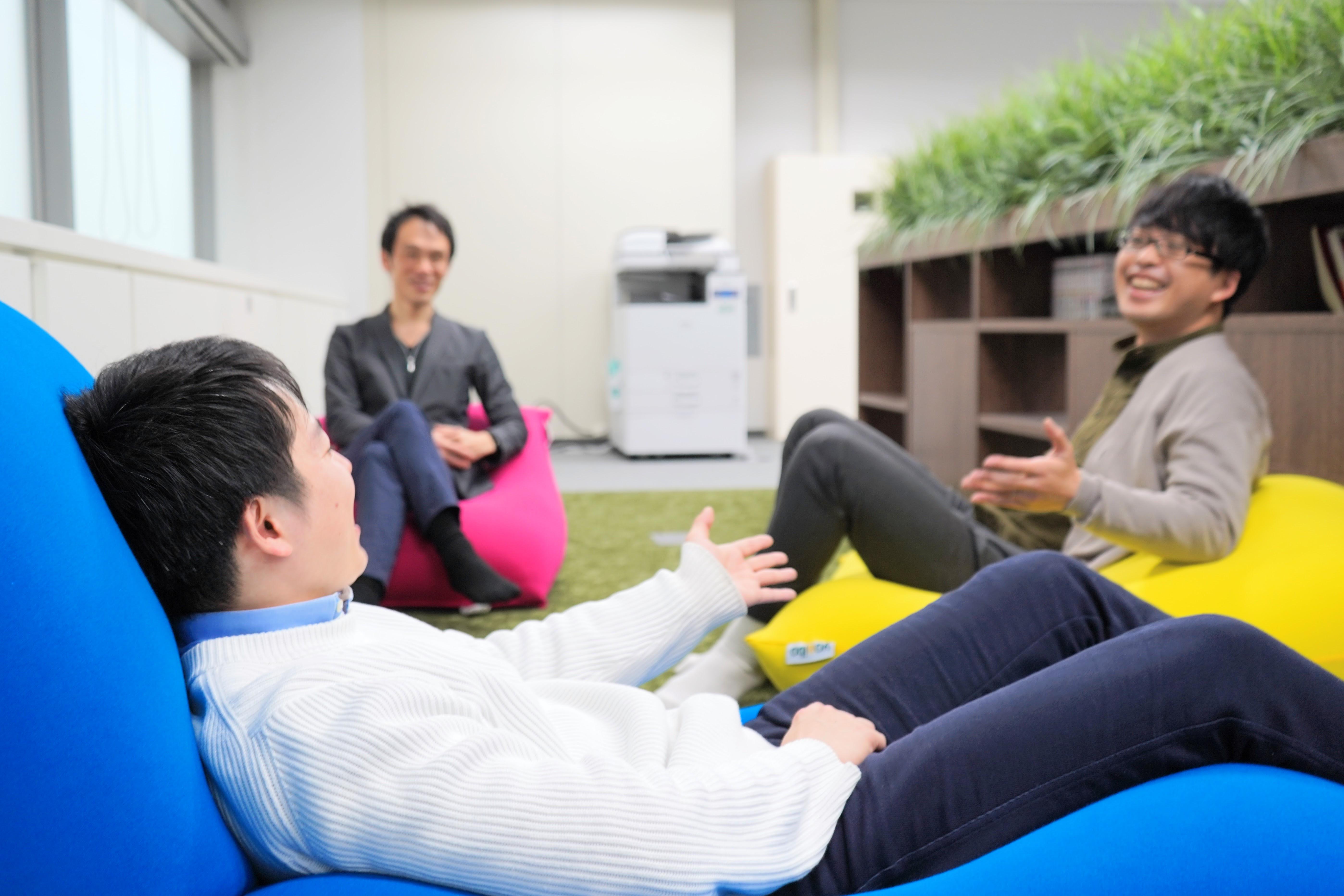 社員のワークライフ・バランスを重視した制度や、フラットな企業風土が特徴的。芝生をイメージしたリラックスブースでは様々なコミュニケーションが生まれている。