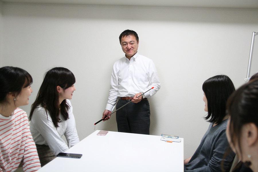 働くメンバーの家庭事情等に応じて、勤務時間等の勤務体系が個別に決定される。
休みは週休2日制で、夏期休暇・年末年始休暇のほか有給休暇の制度もある。福利厚生は、各種社会保険完備、定期健康診断、通勤費全額支給等。