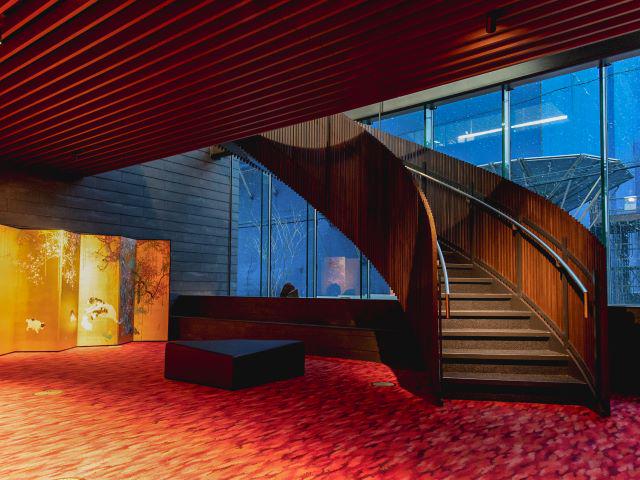 名古屋本社は地下鉄「伏見駅」から徒歩8分。名古屋駅からも徒歩圏内です。吹き抜けのある和風テイストの自社ビルです。