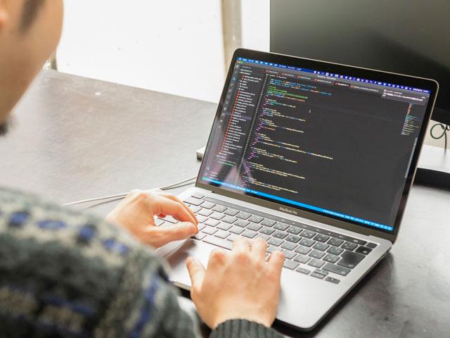 新しい働き方にも積極的にチャレンジしており、働く場所や時間は自由。個人が判断した最適な働き方を尊重し、原則としてフルリモート/フルフレックス制を採用しています。