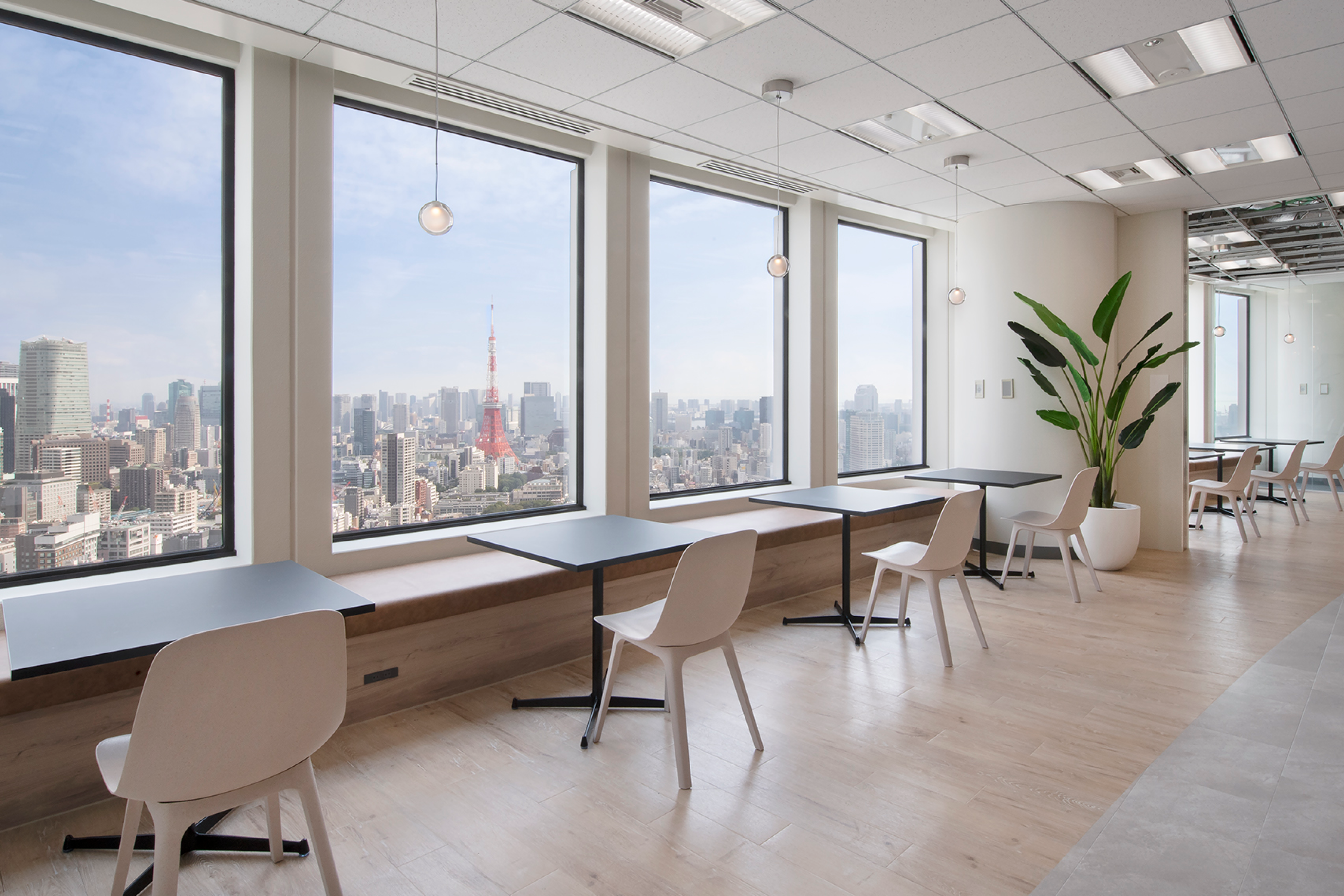 本社のある東京・六本木オフィスは、東京タワーが一望できます。