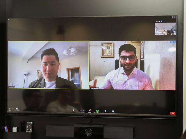 コミュニケーション言語の基本は英語で、日本国外のプレイヤーとディスカッションします