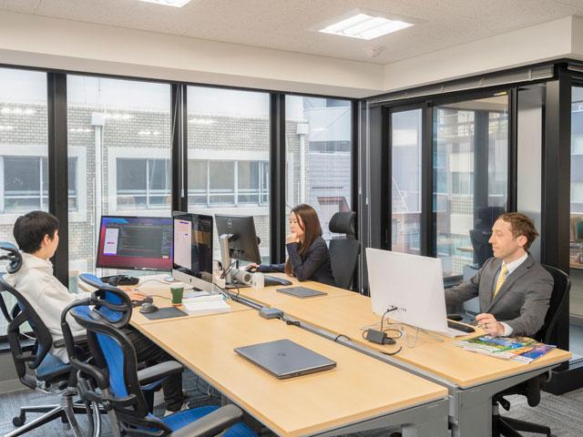 働き方としては、リモートが基本。このため、社内のコミュニケーションはチームコミュニケーションツールだけでなく、オンラインミーティングツールも活用。常に接続し、メンバーの発する音声が聞こえる状態にして、疑似的なオフィスを共有し一体感が感じられるように工夫している。