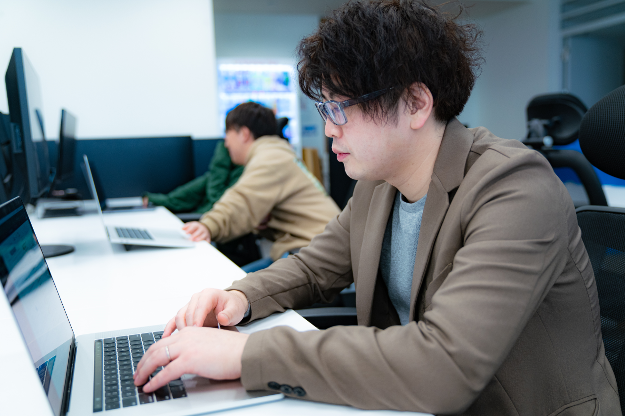 本社にはいくつかスタジオ機能も備えており、クリエイターのニーズに応じて撮影や編集のサポートを行っています。